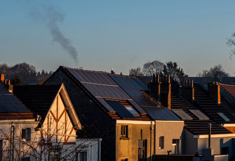 How to Clean Solar Panels Safely - The Correct Method, the Right Pressure and What Not to Do