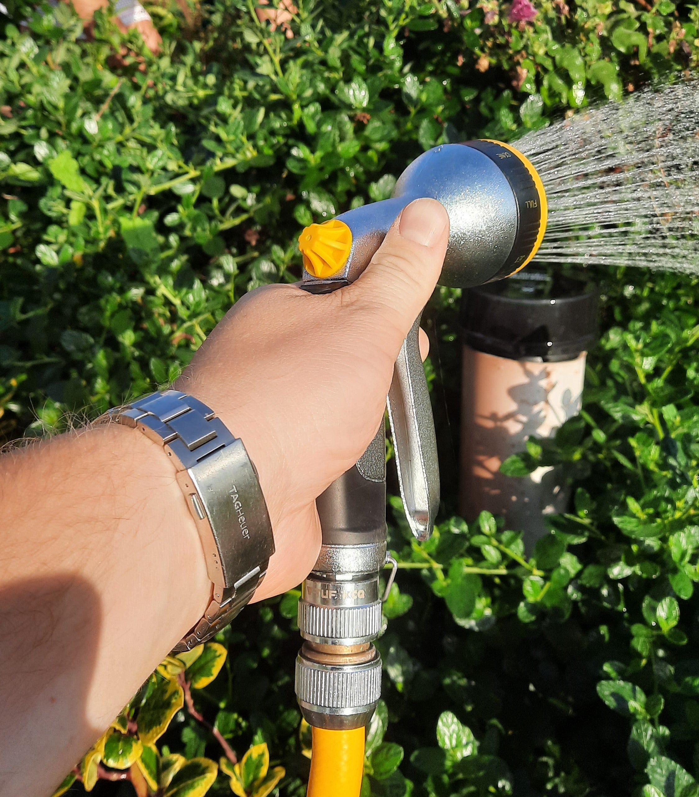 V-TUF KCQ tufSPRAY gun close-up showing multi-function spray head and flow adjustment