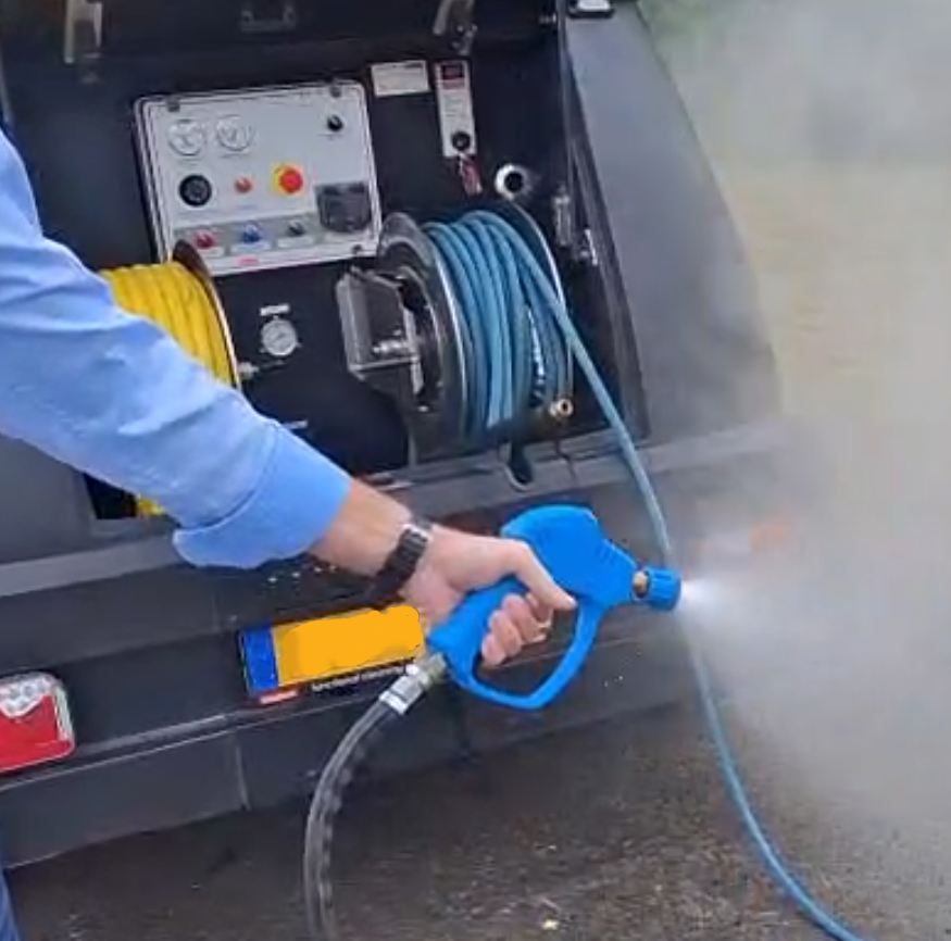 V-TUF DELUGE hot trailer bowser in use showing 300 Bar hot water output on site