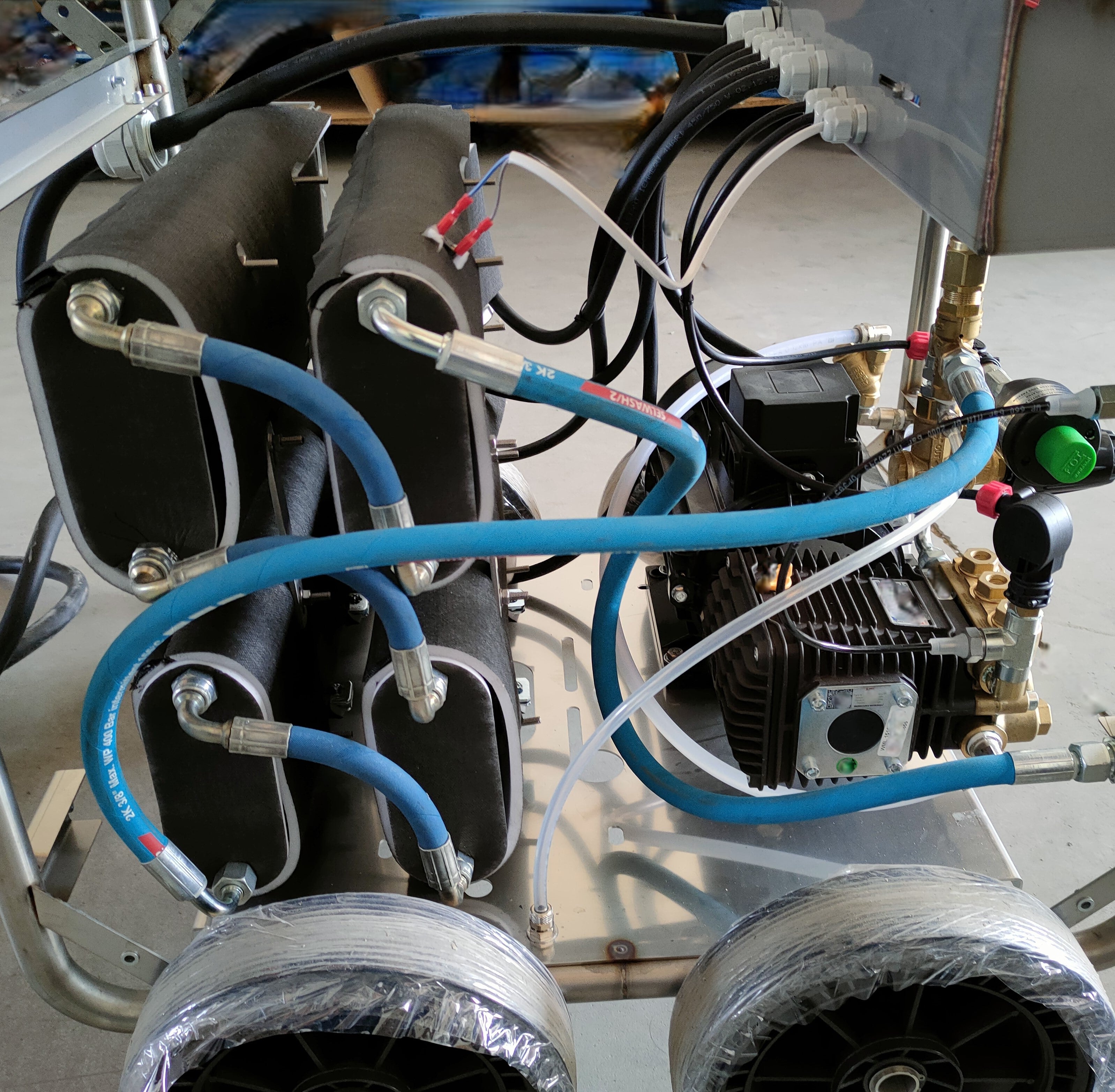 V-TUF RAPID LIGHTNING RAPIDL100M43 mobile hot washer in use showing 415V heated output